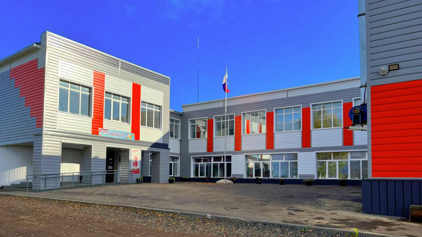 Фото 7 фасад МБОУ СОШ из металлосайдинга Евро-Брус под брус