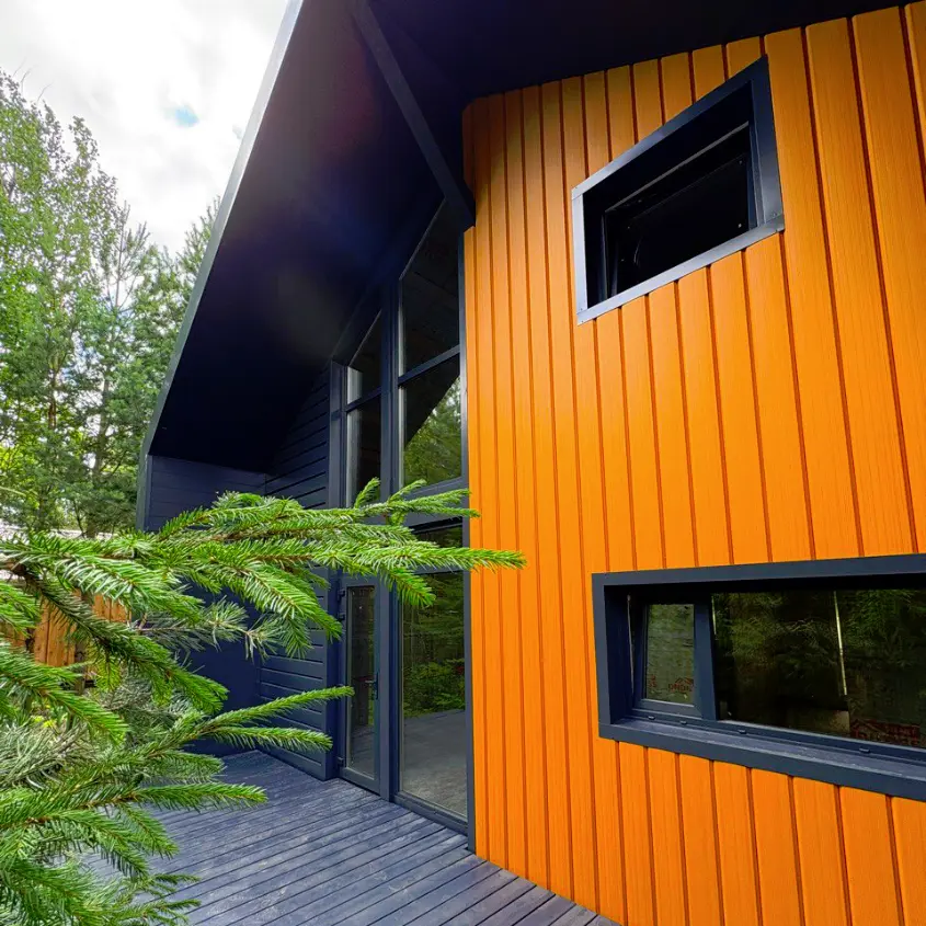 Фото 2 Металлосайдинг Евро-Брус под брус цвет Тик Printech и RAL7024 Серый Графит на фасаде дома