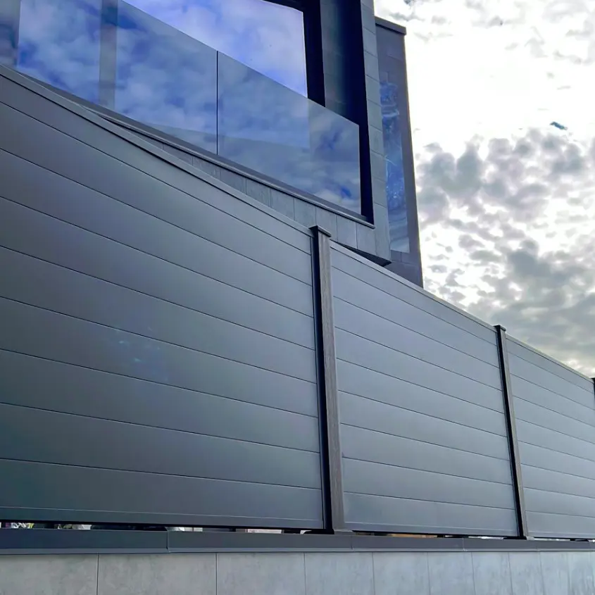 Фото 2 забор из линеарных панелей Гладких RAL7024 МАТТЕ Серый Графит матовый