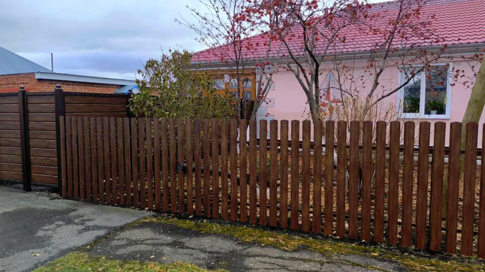 Фото 1 забор из металлосадинга Евро-Брус Античное Дерево 3D Принтек