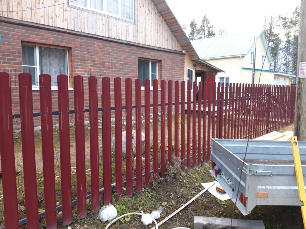 Сыктывкар забор из евроштакетника полукруглого в цвете красное вино