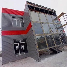 Металлосайдинг Евро-Брус RAL7004 Серый, 3020 Красный на фасаде