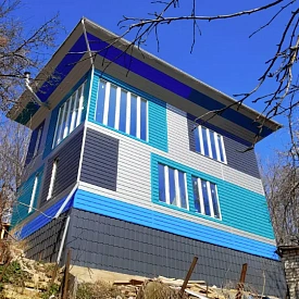 Дом Перевертыш с фасадом из сайдинга Евро-Брус разных цветов